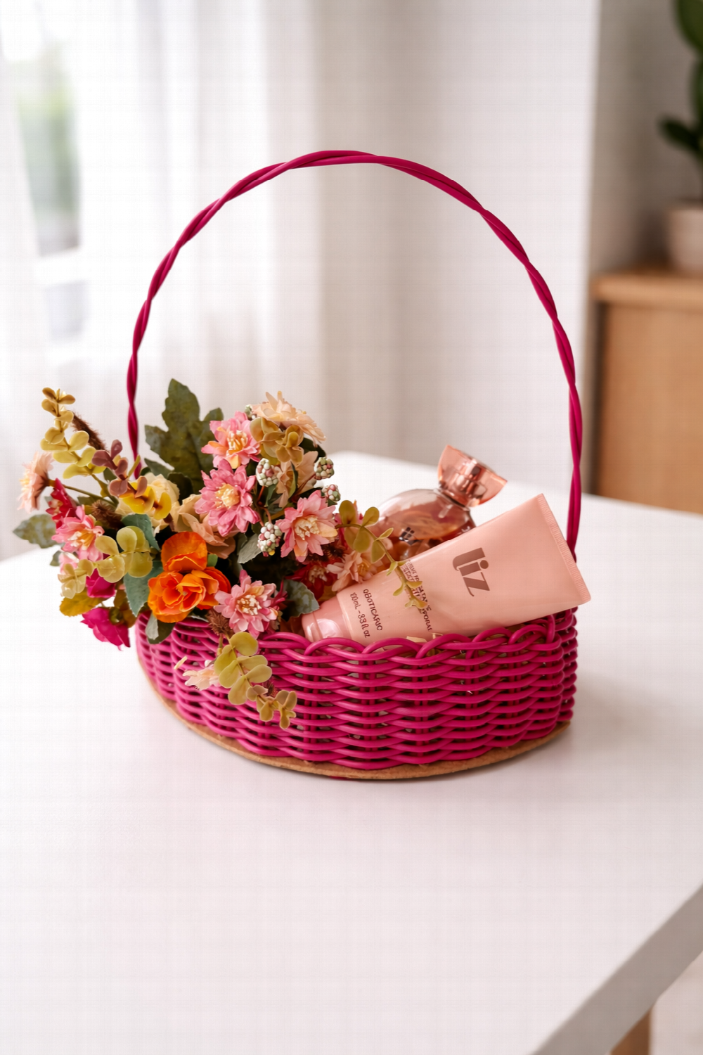 Cesta feita em formato de folha com fio sintetico.